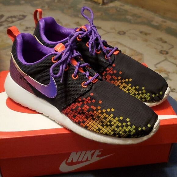 Nike Roshe One Print GS 677784-003 Black White Multi color Hyper Violet Volt Red - Picture 3 of 8